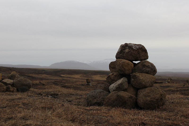 kopczyk kamienny przy islandzkiej drodze
